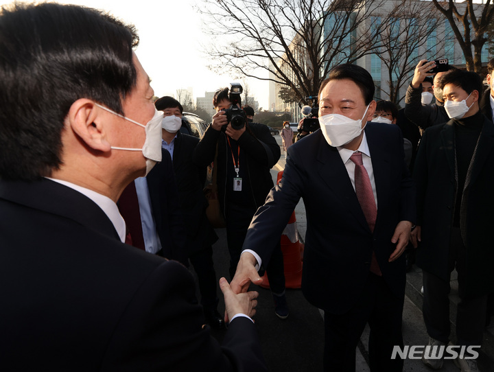 [서울=뉴시스] 전신 기자 = 윤석열 국민의힘 대선 후보와 안철수 국민의당 대선 후보가 3일 서울 여의도 국회 소통관 앞에서 악수하고 있다. (공동취재사진) 2022.03.03. photo@newsis.com