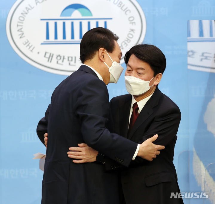 [서울=뉴시스] 김선웅 기자 = 야권 단일화에 전격 합의한 국민의힘 윤석열 대선 후보와 국민의당 안철수 대선 후보가 3일 오전 서울 여의도 국회 소통관에서 공동 기자회견을 마친 뒤 끌어안고 있다. (공동취재사진) 2022.03.03. photo@newsis.com