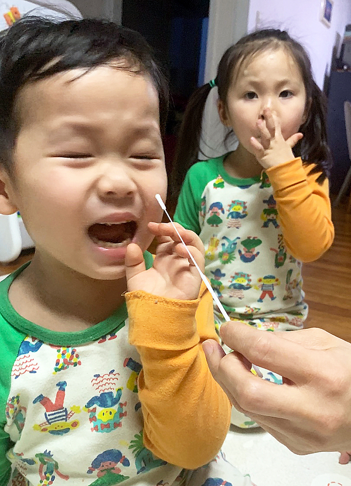 [서울=뉴시스] 박주성 기자 = 3일 오전 한 유아가 어린이집 등원 전 자가진단키트로 코로나19 검사를 하고 있다. 2022.03.03. park7691@newsis.com