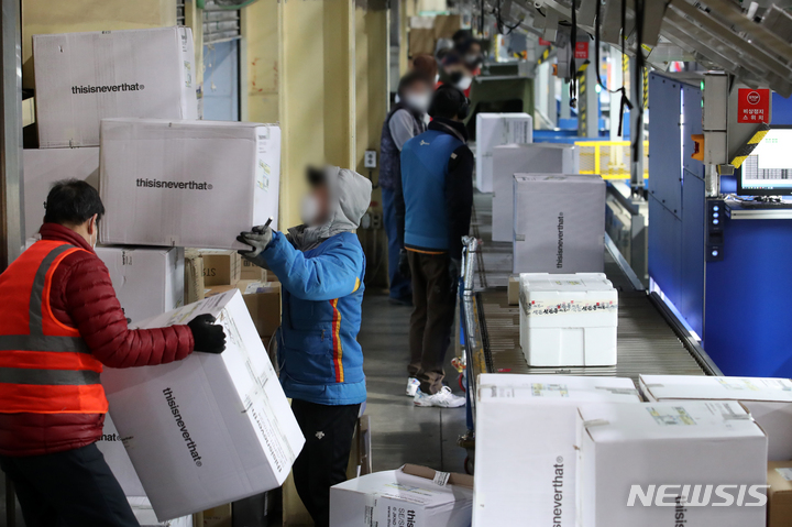 [서울=뉴시스] 조성우 기자 = CJ대한통운 택배노조가 64일 만에 파업을 종료한 가운데 3일 오전 서울 시내 한 CJ대한통운 터미널에서 택배 분류작업이 진행되고 있다. 2022.03.03. xconfind@newsis.com