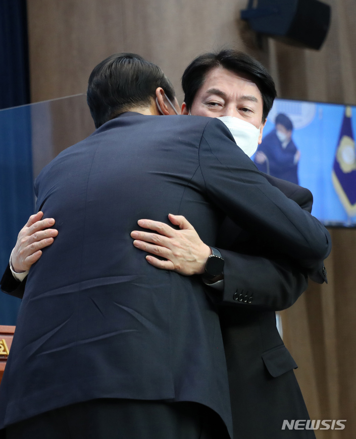 [서울=뉴시스] 김선웅 기자 = 국민의힘 윤석열, 국민의당 안철수 대선 후보가 3일 오전 국회 소통관에서 기자회견을 열고 야권 후보 단일화를 선언하고 있다. (공동취재사진) 2022.03.03. photo@newsis.com