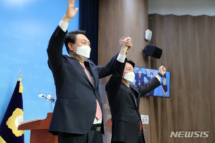 [서울=뉴시스] 김선웅 기자 = 국민의힘 윤석열, 국민의당 안철수 대선 후보가 3일 오전 국회 소통관에서 기자회견을 열고 야권 후보 단일화를 선언하고 있다. (공동취재사진) 2022.03.03. photo@newsis.com