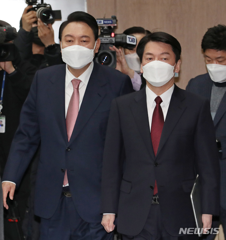 [서울=뉴시스] 김선웅 기자 = 국민의힘 윤석열, 국민의당 안철수 대선 후보가 3일 오전 국회 소통관에서 기자회견을 열고 야권 후보 단일화를 선언하기 위해 단상으로 이동하고 있다. (공동취재사진) 2022.03.03. photo@newsis.com