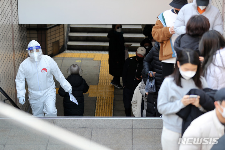 [서울=뉴시스] 백동현 기자 = 코로나19 신규 확진자가 19만8803명으로 집계된 3일 오전 서울 송파구보건소 선별검사소에서 검사를 받기 위한 대기 줄이 지하보도까지 늘어서 있다. 2022.03.03. livertrent@newsis.com