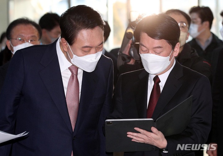 [서울=뉴시스] 최동준 기자 = 윤석열 국민의힘 대선 후보, 안철수 국민의당 대선 후보가 3일 서울 여의도 국회 소통관에서 단일화 기자회견에 앞서 합의문을 살펴보고 있다. (공동취재사진) 2022.03.03. photo@newsis.com