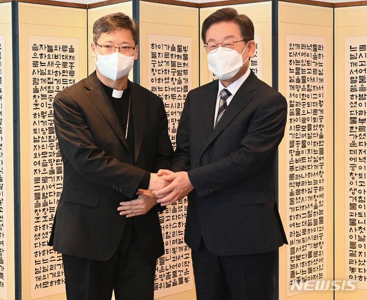 [서울=뉴시스] 국회사진기자단 = 이재명 더불어민주당 대선 후보가 3일 서울 중구 서울대교구청에서 정순택 베드로 천주교 서울대교구장을 예방하고 있다. 2022.03.03. photo@newsis.com