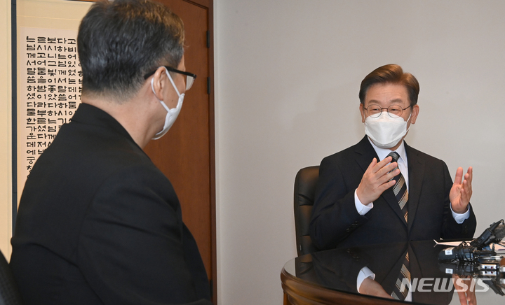 [서울=뉴시스] 국회사진기자단 = 이재명 더불어민주당 대선 후보가 3일 서울 중구 서울대교구청에서 정순택 베드로 천주교 서울대교구장을 예방하고 있다. 2022.03.03. photo@newsis.com