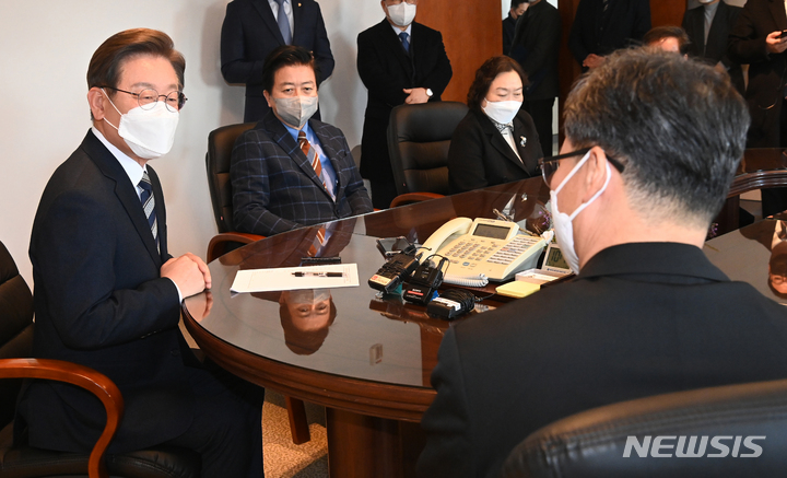 [서울=뉴시스] 국회사진기자단 = 이재명 더불어민주당 대선 후보가 3일 서울 중구 서울대교구청에서 정순택 베드로 천주교 서울대교구장을 예방하고 있다. 2022.03.03. photo@newsis.com