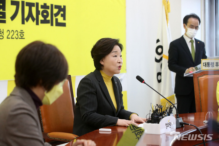 [서울=뉴시스] 김선웅 기자 = 심상정 정의당 대선후보가 3일 서울 여의도 국회에서 특별 기자회견을 하고 있다. 2022.03.03. mangusta@newsis.com