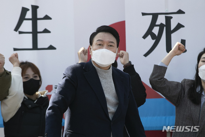 [아산=뉴시스] 전신 기자 = 윤석열 국민의힘 대선 후보가 3일 충남 아산 온양온천역 앞에서 시민들을 향해 지지를 호소하고 있다. 2022.03.03. photo1006@newsis.com