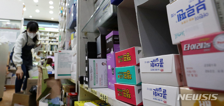 [서울=뉴시스] 백동현 기자 = 영유아 코로나19 확진자가 급증하고 전국 초·중·고교가 일제히 개학하면서 어린이용 해열제·감기약의 품귀 현상이 일고 있는 지난 3일 오후 서울 시내 한 약국에 어린이 감기약이 진열돼있다. 전날 제약업계와 약국가에 따르면 성인용 감기약에 이어 챔프, 콜대원키즈, 어린이 부루펜시럽 등 어린이용 감기약 제품들도 약국에서 상당수 품절됐다. 2022.03.03. livertrent@newsis.com