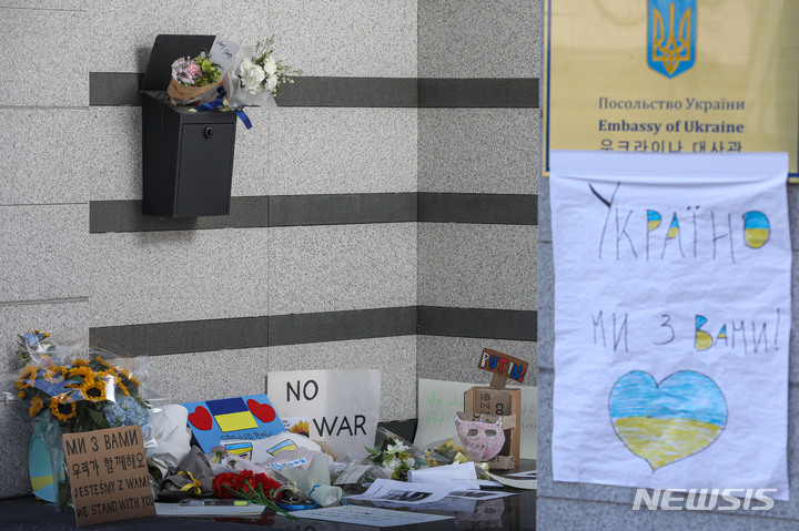 [서울=뉴시스] 권창회 기자 = 러시아의 우크라이나 침공 8일째인 3일 오후 서울 용산구 주한 우크라이나 대사관에 우크라이나 응원문구와 꽃 등이 놓여있다. 2022.03.03. kch0523@newsis.com