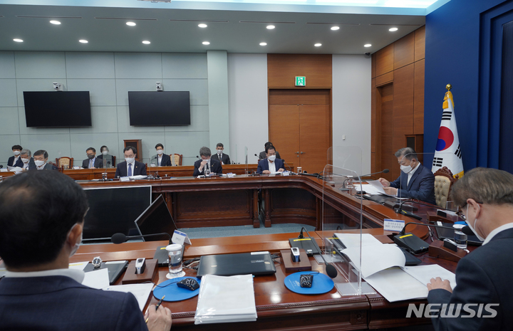 [서울=뉴시스] 문재인 대통령이 3일 오전 청와대 여민관 영상회의실에서 국가안전보장회의(NSC) 확대 관계장관회의를 주재하고 있다. (사진=청와대 제공) 2022.03.03. photo@newsis.com