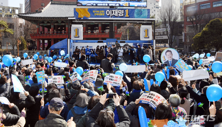 [서울=뉴시스] 국회사진기자단 = 이재명 더불어민주당 대선 후보가 3일 서울 종로구 보신각 앞에서 유세를 하고 있다. 2022.03.03. photo@newsis.com