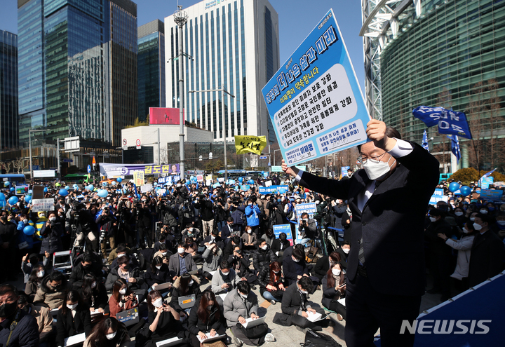 [서울=뉴시스] 국회사진기자단 = 이재명 더불어민주당 대선 후보가 3일 서울 종로구 보신각에서 열린 '우리 모두를 위해, 성평등 사회로' 유세에서 여성 공약 약속을 하고 있다. 2022.03.03. photo@newsis.com