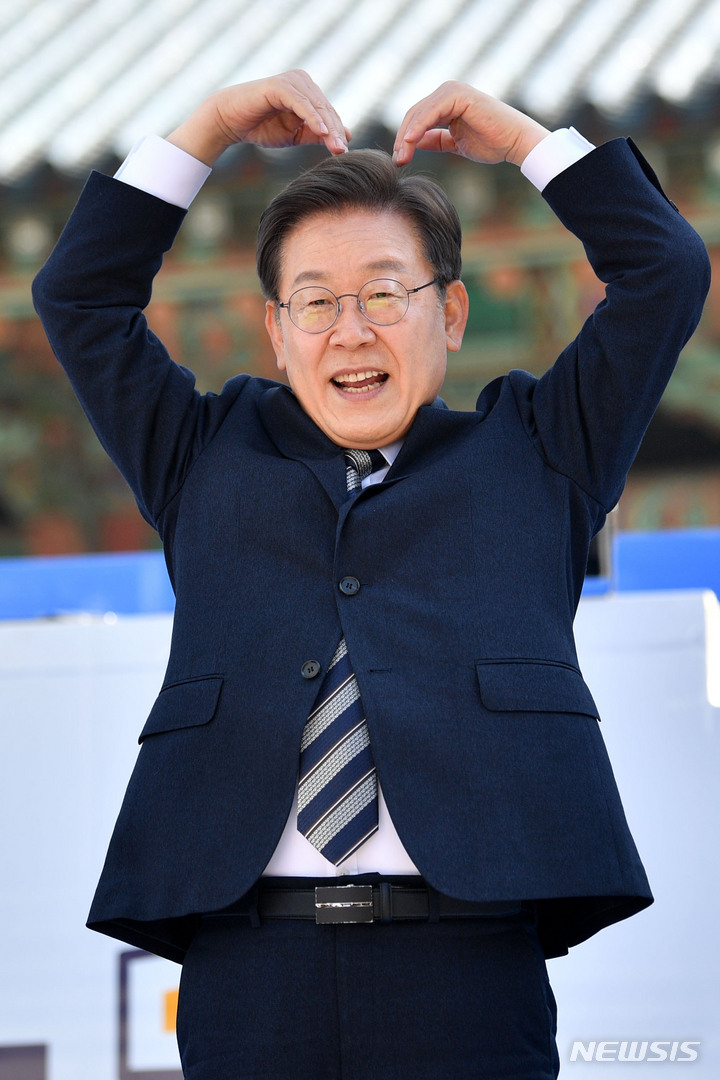 [서울=뉴시스] 국회사진기자단 = 이재명 더불어민주당 대선 후보가 3일 서울 종로구 보신각에서 열린 '우리 모두를 위해, 성평등 사회로' 유세에서 하트를 만들어 보이고 있다. 2022.03.03. photo@newsis.com