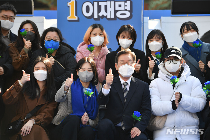 [서울=뉴시스] 국회사진기자단 = 이재명 더불어민주당 대선 후보가 3일 서울 종로구 보신각에서 열린 '우리 모두를 위해, 성평등 사회로' 유세에서 박지현 중앙선대위 디지털성범죄근절특별위원장을 비롯한 참석자들과 기념촬영하고 있다. 2022.03.03. photo@newsis.com