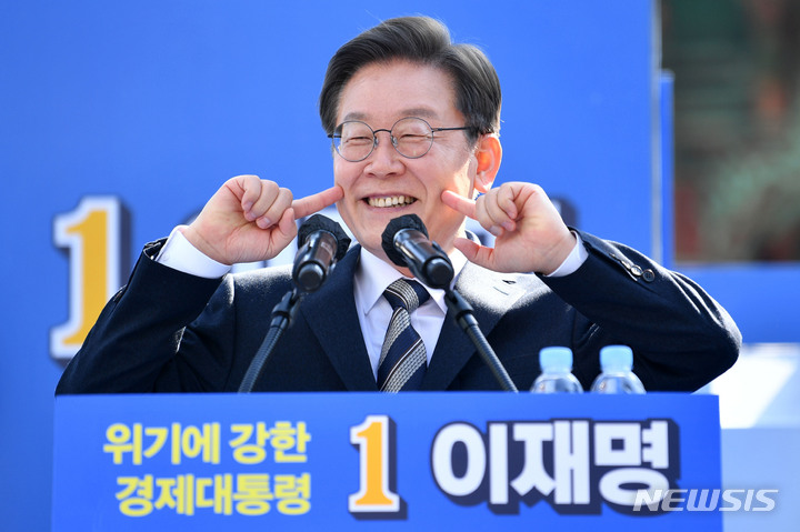 [서울=뉴시스] 국회사진기자단 = 이재명 더불어민주당 대선 후보가 3일 서울 종로구 보신각에서 열린 '우리 모두를 위해, 성평등 사회로' 유세에서 지지자를 향해 인사하고 있다. 2022.03.03. photo@newsis.com