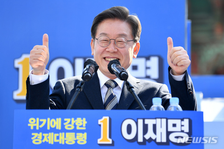 [서울=뉴시스] 국회사진기자단 = 이재명 더불어민주당 대선 후보가 3일 서울 종로구 보신각에서 열린 '우리 모두를 위해, 성평등 사회로' 유세에서 지지를 호소하고 있다. 2022.03.03. photo@newsis.com