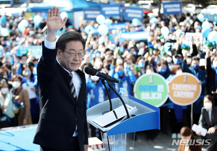 [서울=뉴시스] 국회사진기자단 = 이재명 더불어민주당 대선 후보가 3일 서울 종로구 보신각에서 열린 '우리 모두를 위해, 성평등 사회로' 유세에서 지지를 호소하고 있다. 2022.03.03. photo@newsis.com