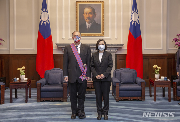 [타이베이=AP/뉴시스] 마이크 폼페이오(왼쪽) 전 미국 국무장관이 대만을 방문해 지난3월 3일(현지시간) 타이베이에서 차이잉원 대만 총통을 만나 기념 촬영을 하고 있다. 2022.03.03.