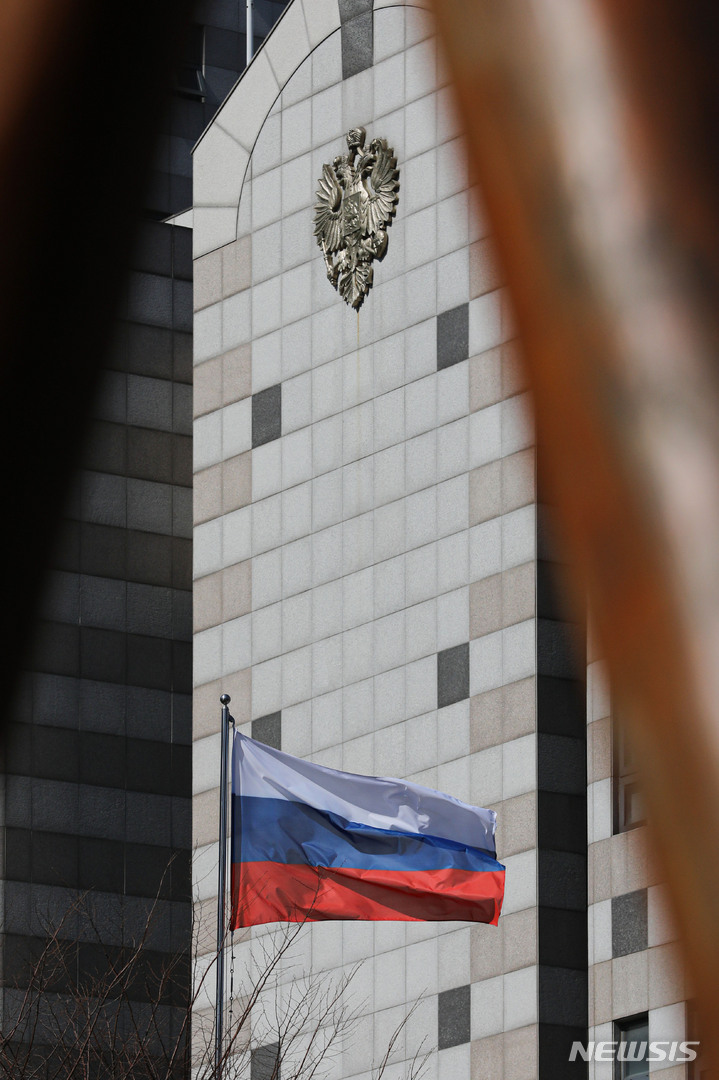 [서울=뉴시스] 권창회 기자 = 러시아의 우크라이나 침공 8일째인 3일 오후 서울 중구 주한 러시아대사관에서 러시아 국기가 휘날리고 있다.2022.03.03. kch0523@newsis.com