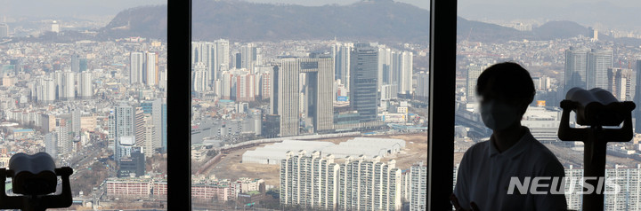 [서울=뉴시스] 고범준 기자 = 3일 오후 서울 영등포구 63스퀘어 빌딩에서 바라본 아파트 단지 모습. 2022.03.03. bjko@newsis.com