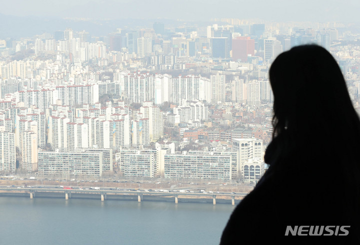 [서울=뉴시스] 고범준 기자 = 서울 영등포구 63스퀘어 빌딩에서 바라본 아파트 단지 모습. 2022.03.03. bjko@newsis.com