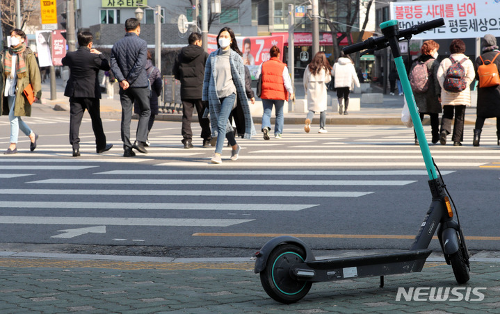 [서울=뉴시스] 서울 종로구 안국동사거리 교통섬에 공유 전동 킥보드가 불법 주차돼 있다. (사진=뉴시스DB. 기사와 직접적 관련이 없습니다) photo@newsis.com