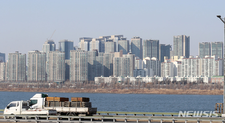 한강변 아파트 단지 모습. 뉴시스 자료사진.