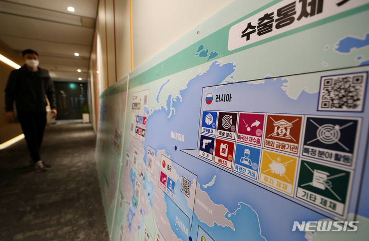 [서울=뉴시스] 백동현 기자 = 사진은 지난 2022년 3월 3일 서울 강남구 전략물자관리원(KOSTI)에서 작업자들이 '수출통제 및 제재 대상 주요 국가' 지도를 교체하고 있는 모습. 2022.03.03. livertrent@newsis.com