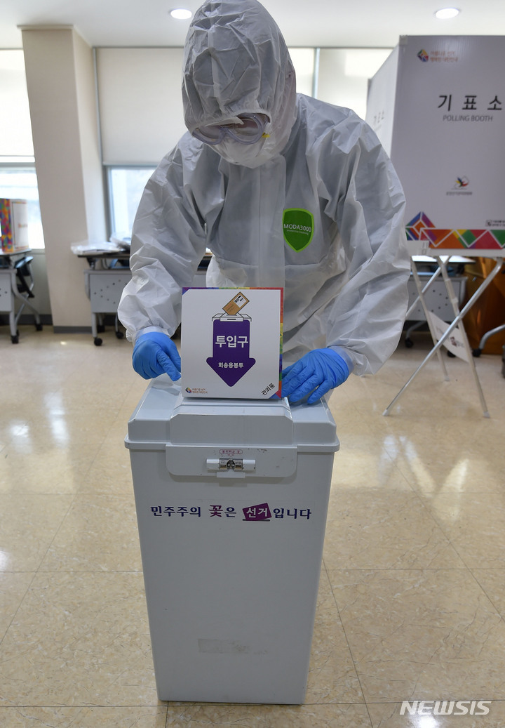 [칠곡=뉴시스] 이무열 기자 = 제20대 대통령선거 사전투표를 하루 앞둔 3일 오후 경북 칠곡군 대구은행연수원 코로나19 생활치료센터에서 방호복을 착용한 선관위 관계자가 특별사전투표소를 설치하고 있다. 특별사전투표소는 전국 10개 생활치료센터에 설치되며 사전투표 2일차인 오는 5일에 운영된다. 2022.03.03. lmy@newsis.com