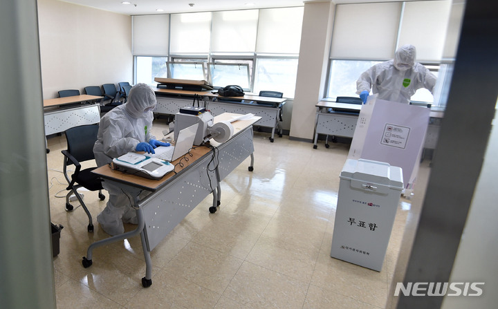 [칠곡=뉴시스] 이무열 기자 = 제20대 대통령선거 사전투표를 하루 앞둔 지난 3일 오후 경북 칠곡군 대구은행연수원 코로나19 생활치료센터에서 방호복을 착용한 선관위 관계자들이 특별사전투표소를 설치하고 있다. 특별사전투표소는 전국 10개 생활치료센터에 설치되며 사전투표 2일차인 오는 5일에 운영된다. 2022.03.07. lmy@newsis.com