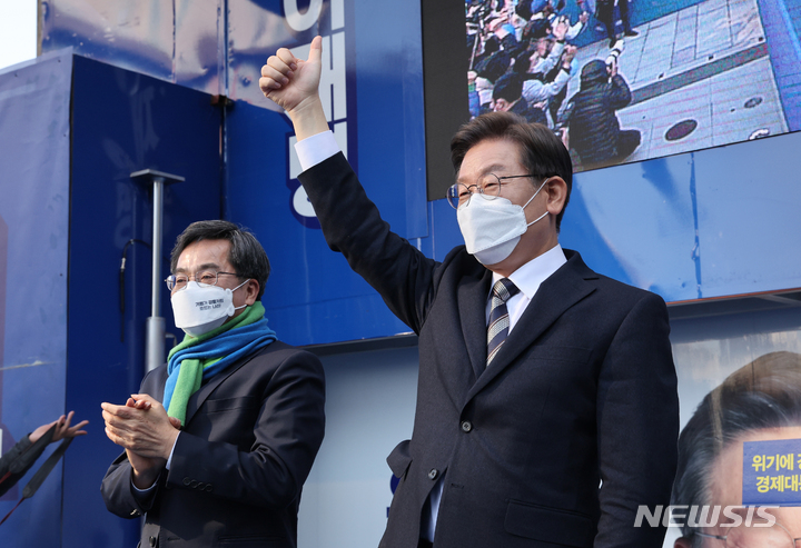 [서울=뉴시스] 국회사진기자단 = 이재명 더불어민주당 대선 후보가 3일 오후 서울시 영등포구 타임스퀘어 앞 광장에서 열린 '영등포를 일등포로, 이재명은 합니다!' 영등포 집중 유세에서 후보를 사퇴하고 지원유세에 나선 새로운물결 김동연 후보와 지지를 호소하고 있다. 2022.03.03. photo@newsis.com