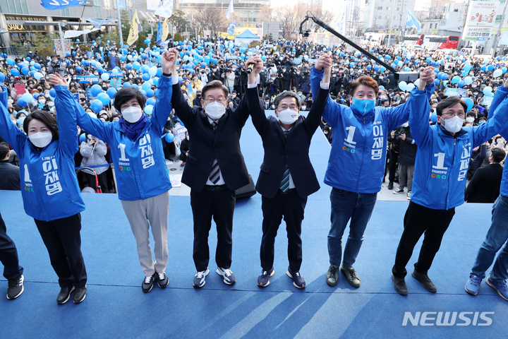 [서울=뉴시스] 국회사진기자단 = 이재명 더불어민주당 대선 후보가 3일 오후 서울시 영등포구 타임스퀘어 앞 광장에서 열린 '영등포를 일등포로, 이재명은 합니다!' 영등포 집중 유세에서 후보를 사퇴하고 지원유세에 나선 새로운물결 김동연 후보와 지지를 호소하고 있다. 2022.03.03. photo@newsis.com
