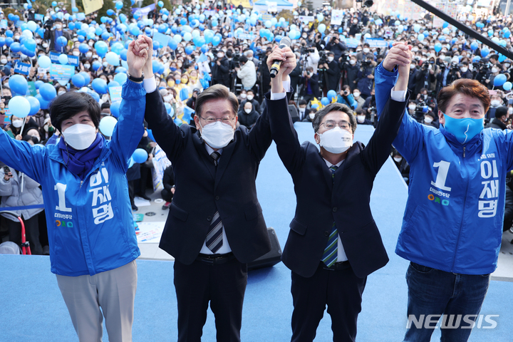 [서울=뉴시스] 국회사진기자단 = 이재명 더불어민주당 대선 후보가 3일 오후 서울시 영등포구 타임스퀘어 앞 광장에서 열린 '영등포를 일등포로, 이재명은 합니다!' 영등포 집중 유세에서 후보를 사퇴하고 지원유세에 나선 새로운물결 김동연 후보와 지지를 호소하고 있다. 2022.03.03. photo@newsis.com