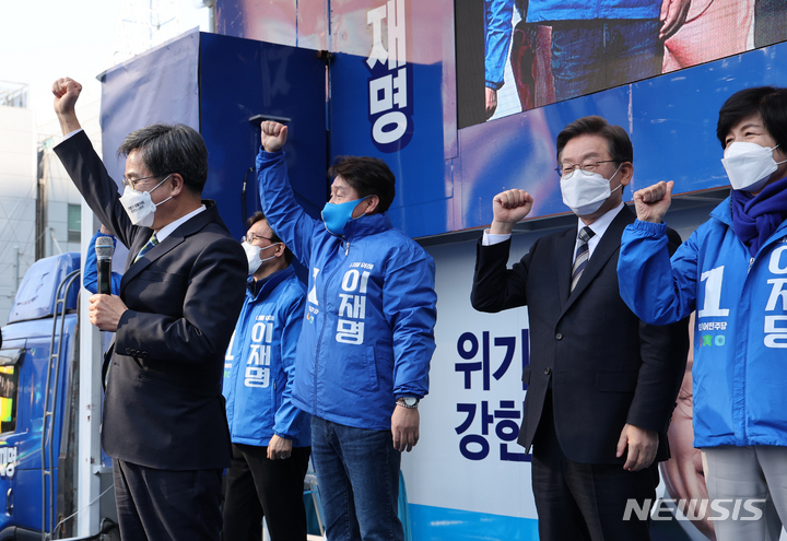 [서울=뉴시스] 국회사진기자단 = 이재명 더불어민주당 대선 후보가 3일 오후 서울시 영등포구 타임스퀘어 앞 광장에서 열린 '영등포를 일등포로, 이재명은 합니다!' 영등포 집중 유세에서 후보를 사퇴하고 지원유세에 나선 새로운물결 김동연 후보와 지지를 호소하고 있다. 2022.03.03. photo@newsis.com