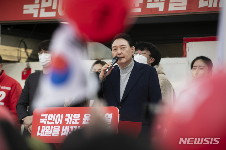 [세종=뉴시스] 전신 기자 = 윤석열 국민의힘 대선 후보가 3일 세종 조치원역 앞에서 열린 유세에서 시민들을 향해 지지를 호소하고 있다. 2022.03.03. photo1006@newsis.com