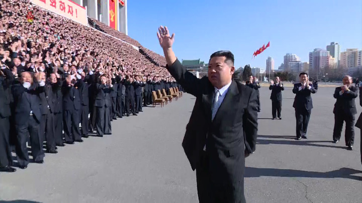 [서울=뉴시스] 북한 조선중앙TV는 김정은 북한 조선노동당 총비서 겸 국무위원장이 제2차 초급당비서대회 참가자들과 기념촬영을 했다고 3일 보도했다. (사진 = 조선중앙TV 캡처) 2022.03.03. photo@newsis.com *재판매 및 DB 금지