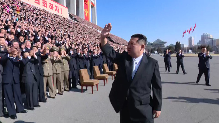 [서울=뉴시스] 북한 조선중앙TV는 김정은 북한 조선노동당 총비서 겸 국무위원장이 제2차 초급당비서대회 참가자들과 기념촬영을 했다고 3일 보도했다. (사진 = 조선중앙TV 캡처) 2022.03.03. photo@newsis.com *재판매 및 DB 금지