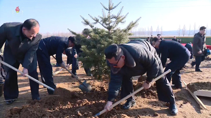[서울=뉴시스] 북한 조선중앙TV는 김정은 북한 조선노동당 총비서 겸 국무위원장이 북한판 식목일인 식수절(3월2일)을 맞아 초급당비서대회 참가자들과 기념식수를 했다고 3일 보도했다. (사진 = 조선중앙TV 캡처) 2022.03.03. photo@newsis.com *재판매 및 DB 금지