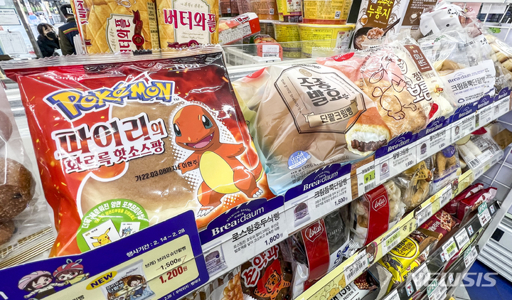 [서울=뉴시스] 정병혁 기자 = SPC삼립이 지난 2월 24일 출시한 포켓몬빵이 큰 인기를 끌고 있는 가운데 최근 이 빵에서 애벌레가 발견됐다는 제보가 나와 주목된다. 사진은 지난 2월 첫 출시 당시 포켓몬빵 진열 모습. jhope@newsis.com