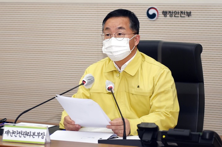 [서울=뉴시스] 이승우 행정안전부 재난안전관리본부장이 지난달 3일 세종시 정부세종2청사 중앙재난안전상황실에서 열린 제56차 코로나19 '지자체(17개 시도 부단체장) 대처상황 영상점검회의'를 주재하고 있다. 2022.03.03. photo@newsis.com *재판매 및 DB 금지