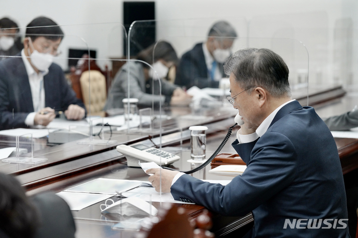 [서울=뉴시스] 문재인 대통령이 3일 오후 청와대 여민관 소회의실에서 볼로디미르 젤렌스키 우크라이나 대통령과 통화하고 있다. (사진=청와대 제공) 2022.03.03. photo@newsis.com