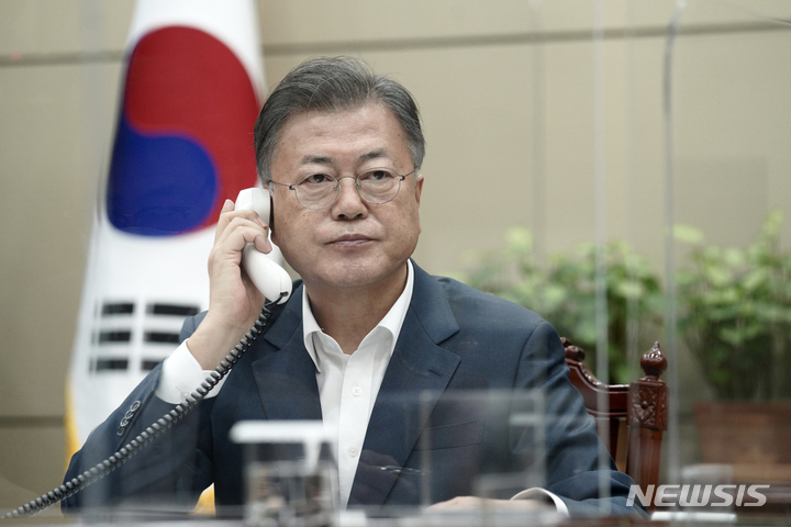 [서울=뉴시스] 문재인 대통령이 3일 오후 청와대 여민관 소회의실에서 볼로디미르 젤렌스키 우크라이나 대통령과 통화하고 있다. (사진=청와대 제공) 2022.03.03. photo@newsis.com