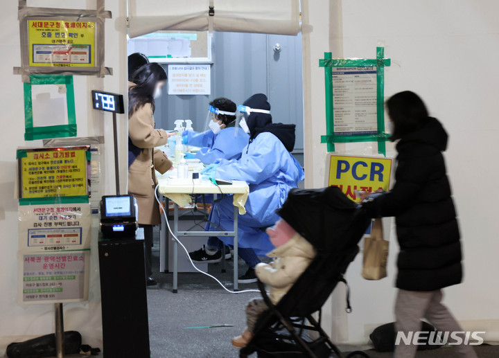 [서울=뉴시스] 고범준 기자 = 코로나19 확진자가 다시 늘어나면서 3일 오후 6시까지 21만 1,049명 확진자가 발생했다. 오후 6시 기준 코로나 확진자 집계에서 20만명을 넘어선 것은 처음이다. 사진은 이날 오후 서울 서대문구 신촌기차역 공영주차장에 설치된 임시선별검사소에서 시민들이 검사를 받기 위해 줄 서 있다. 2022.03.03. bjko@newsis.com