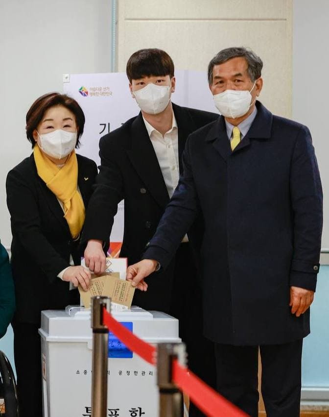 [서울=뉴시스] 심상정 정의당 대선 후보가 4일 서울 종로구 혜화동 주민센터에서 배우자 이승배씨, 아들 이우균씨와 사전투표를 하고 있다. 2020.03.04 (사진 = 정의당 제공) *재판매 및 DB 금지