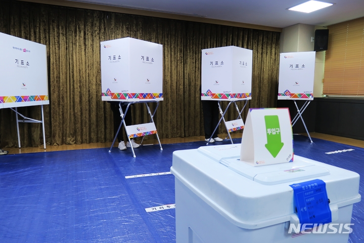 [인천=뉴시스] 김동영 기자 = 제20대 대통령선거 사전투표가 시작된 4일 오전 인천 연수구 송도2동 행정복지센터에 설치된 사전투표소를 찾은 시민이 소중한 한 표를 행사하고 있다. 2022.03.04. dy0121@newsis.com 