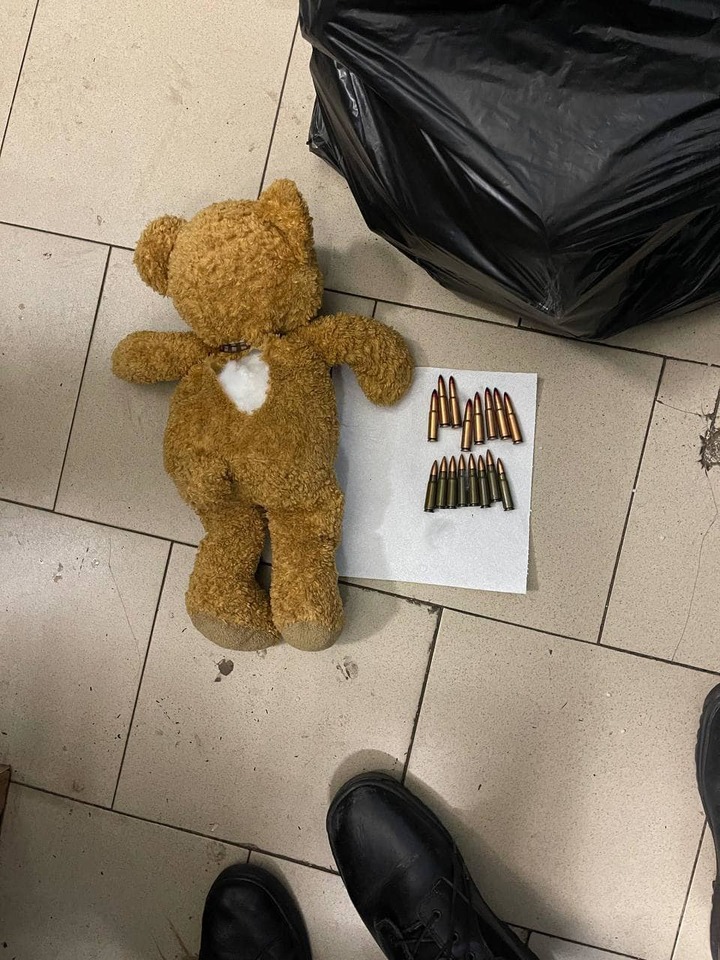 [서울=뉴시스] 우크라이나 국민의 방공호로 쓰인 지하철에 침입한 러시하 공작원들이 갖고 있던 곰 인형의 모습. 곰 인형 안에서는 12개의 총알이 발견됐다. (출처: 우크라이나 경찰 페이스북 홈페이지 갈무리) *재판매 및 DB 금지