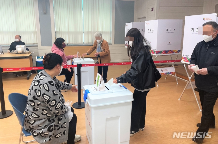 [청주=뉴시스] 임선우 기자 = 제20대 대통령선거 사전투표 첫날인 4일 충북 청주시 흥덕구 봉명1동 행정복지센터 사전투표소를 찾은 젊은 유권자가 소중한 한 표를 행사하고 있다. 2022.03.04. imgiza@newsis.com